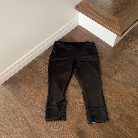 Lucy cropped Leggings size XS black w/ neon turquoise accents - Picture 2 of 6